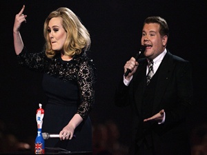 Adele mostra o dedo do meio durante Brit Awards