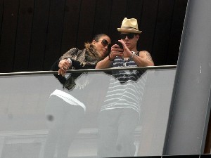 Jennifer Lopez aparece com namorado