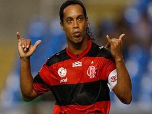 Assis garante que Ronaldinho quer permanecer no Flamengo