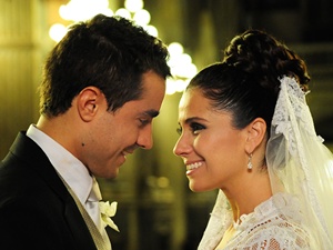 Claudia finalmente consegue se casar com Vicente