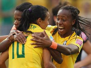 Com homenagens, seleção brasileira feminina de futebol busca vaga antecipada
