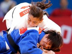 Judoca brasileira vence chinesa e está nas semifinais do peso-ligeiro
