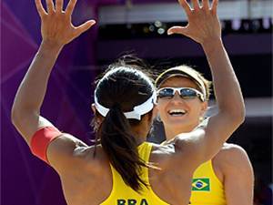 Olimpíadas de Londres 2012 - Juliana e Larissa vencem mais uma e se garantem nas oitavas de final
