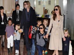 Brad Pitt e Angelina Jolie levam os filhos para passear na França