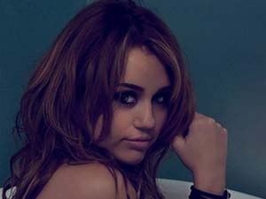 Foto que Miley Cyrus fez para namorado vaza na internet