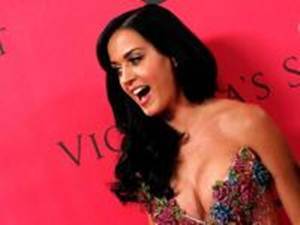 Katy Perry volta a ficar solteira