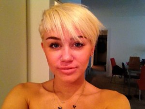 Miley Cyrus muda o visual radicalmente