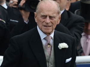 Príncipe Philip deixa hospital após dias internado
