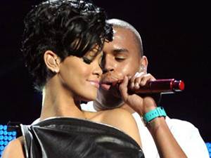 Rihanna revela que ama Chris Brown