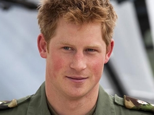 Tabloide britânico divulga fotos de príncipe Harry nu