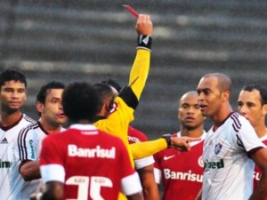 Fluminense e Internacional - equipe carioca mantém liderança após vencer por 1 a 0