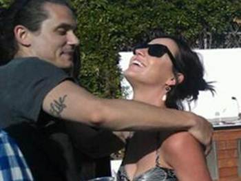 Katy Perry - Cantora é flagrada aos beijos com John Mayer