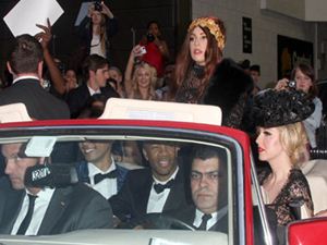 Lady Gaga - em festa à fantasia cantora divulga perfume que leva o seu nome