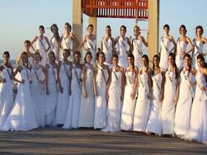 Miss Brasil 2012 – Candidatas desfilam vestidas de noiva