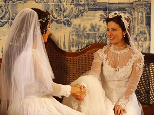 Novela Lado a Lado - Laura e Isabel falam sobre suas vidas enquanto esperam pelos seus noivos