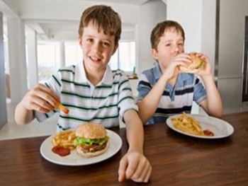 Dieta de fast food pode afetar inteligência de jovens
