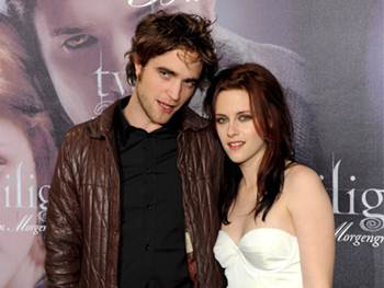 Kristen Stewart e Robert Pattinson são flagrados aos beijos