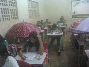 Professora do Maranhão é demitida após publicar foto de alunos em meio à chuva durante aula