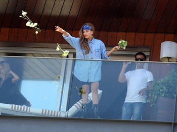 Lady Gaga chega ao Brasil e joga rosas da janela do hotel