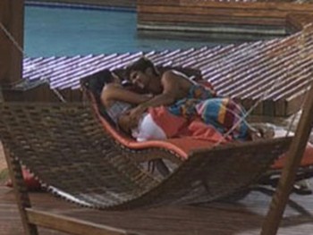 Fazenda de Verão - após beijo em festa, Natália e Victor trocam carinhos na beira da piscina