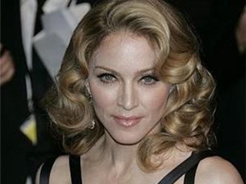 Madonna é flagrada ao lado no namorado passeando no Rio de Janeiro