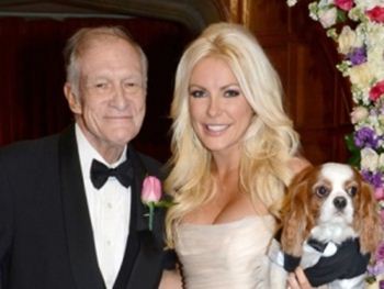 Coelhinha da Playboy de 26 anos se casa com o criador da marca, de 86 anos