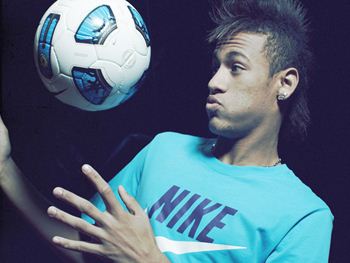 Neymar segue o refrão “ousadia e alegria” e tatua novamente
