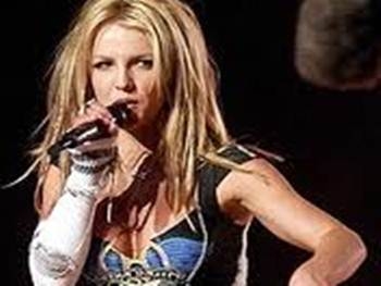 Britney Spears é uma farsa, diz revista