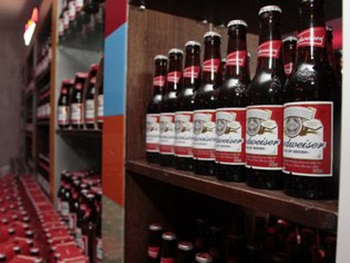 Maior fabricante de cervejas do mundo é acusada de adulterar produtos