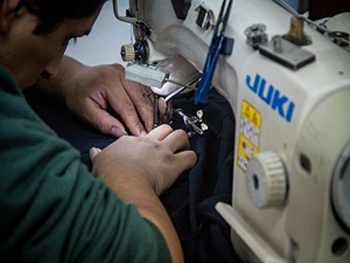 Auditores fiscais resgatam 28 bolivianos que trabalhavam em oficina de costura em São Paulo