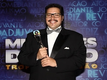 Tiago Abravanel ganha prêmio como ator revelação