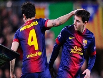 Messi começa no banco, vê PSG marcar, entra e Barça garante vaga para as semifinais