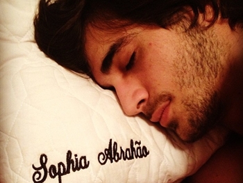 Sophia Abrahão publica foto de Fiuk deitado em travesseiro com o seu nome