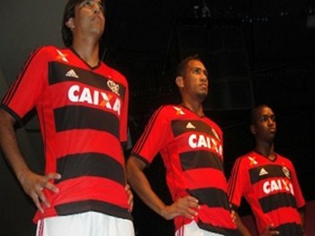 Flamengo faz lançamento de camisas com novo patrocinador em festa