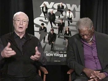Morgan Freeman cochila durante entrevista matinal para TV