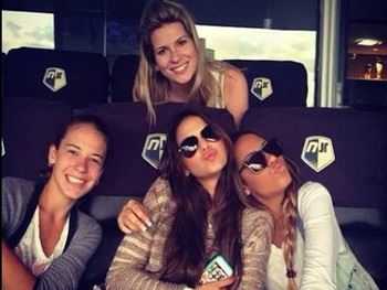 Bruna Marquezine vai á cinema com irmã de Neymar após jogo da seleção
