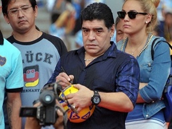 Maradona afirma que Brasil não ganharia da Espanha em um campo neutro