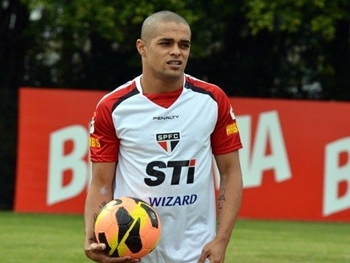 Welliton é apresentado oficialmente como atacante do São Paulo