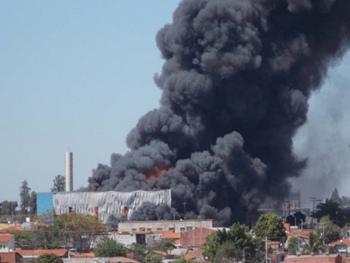 Incêndio atinge fábrica de bebedouros em Itu