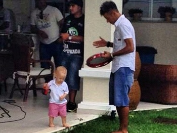 Neymar brinca com filho em Barcelona