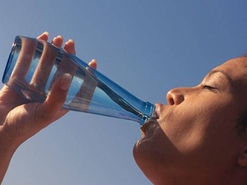 Pesquisa realizada em Universidade de Berlin mostra que ingerir água ajuda a emagrecer
