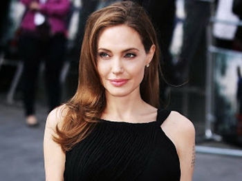 Angelina Jolie chama atenção no Outubro Rosa