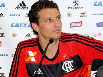 Elano é apresentado no Flamengo e não descarta Seleção Brasileira