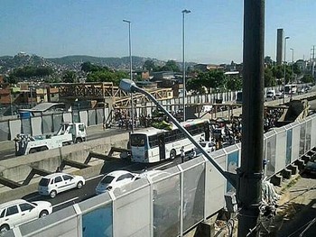 Quatro pessoas morrem após queda de passarela no Rio de Janeiro