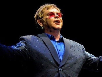 Goiânia recebe Elton John pela primeira vez, e vai ao delírio com alguns dos maiores sucessos da música mundial