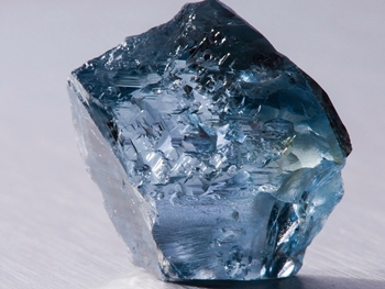 Diamante encontrado no Brasil pode representar existência de água em abundância sob a crosta da terra