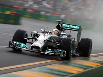 Em dia chuvoso, Hamilton faz a pole do GP da Malásia