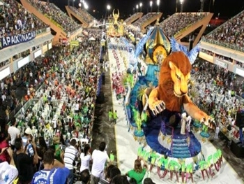 Folia de carnaval no Brasil não é restrita aos fãs de samba e axé