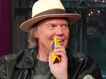 Neil Young anuncia campanha para produzir Pono