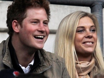 Príncipe Harry e namorada aparecem juntos em público
